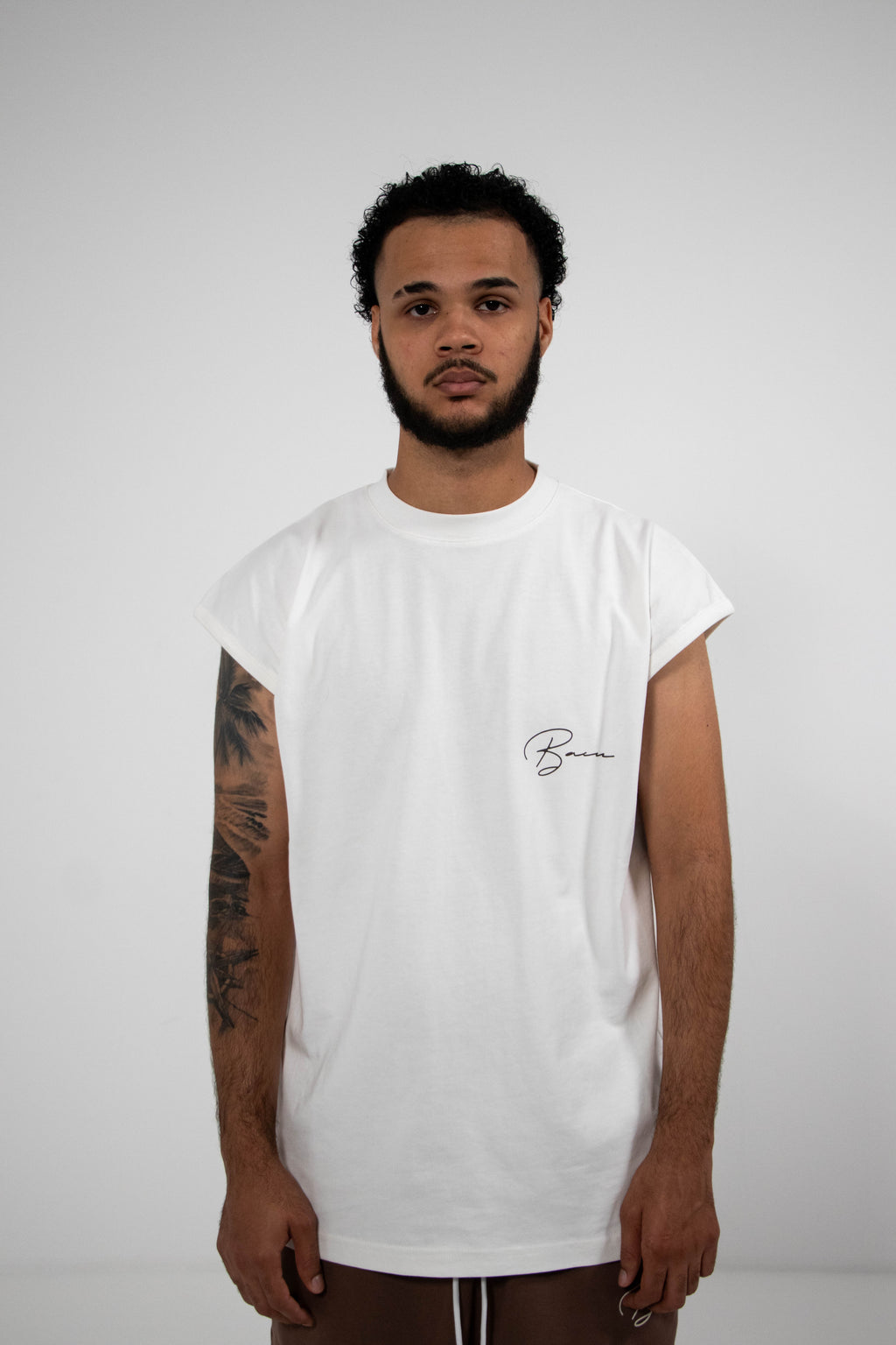 SIGNATURE SLEEVELESS TOP