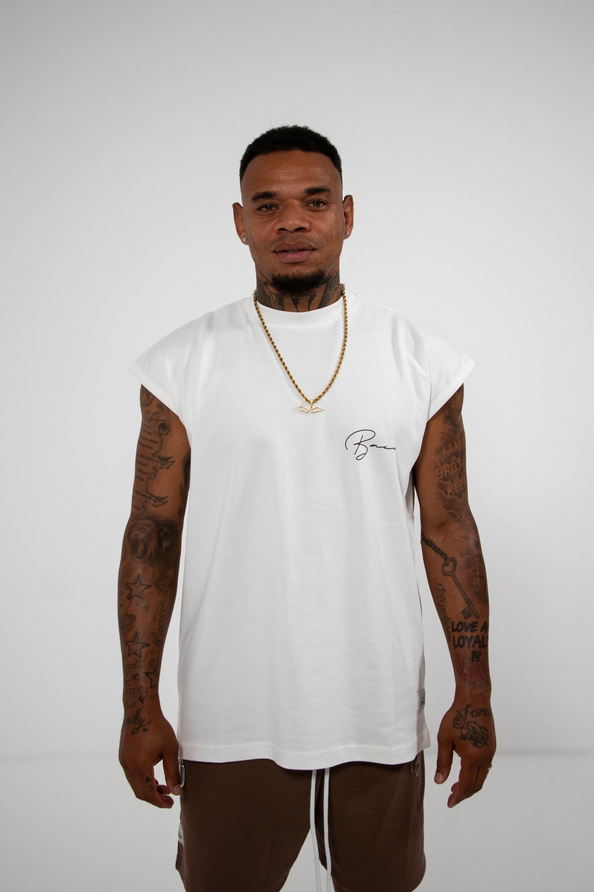 SIGNATURE SLEEVELESS TOP